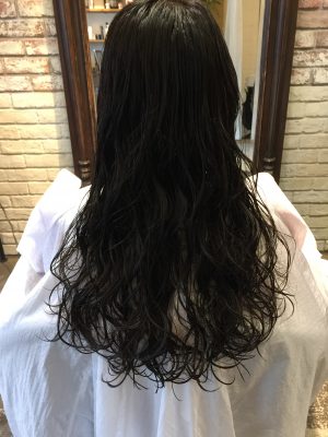 最新版 ロングヘアの女性なら必ず憧れるマーメイドウェーブをwガラス化エアウェーブで 縮毛矯正と髪質改善が上手いと東京で人気の美艶髪専門美容室ｍｅｒｌｉ