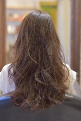 最新版 ロングヘアの女性なら必ず憧れるマーメイドウェーブをwガラス化エアウェーブで 縮毛矯正と髪質改善が上手いと東京で人気の美艶髪専門美容室ｍｅｒｌｉ